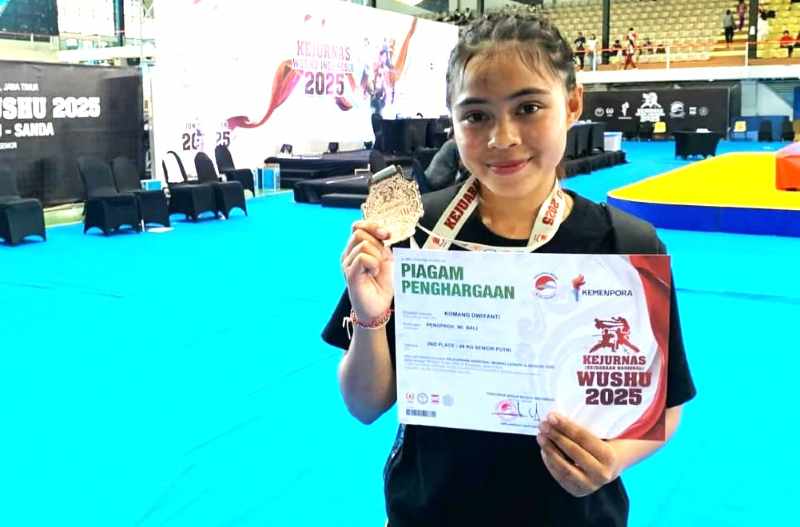 SABET GELAR NASIONAL : Atlet Porprov Buleleng Komang Dwi Yanti meraih medali perak peringkat 2 dari 7 provinsi kejurnas Wushu kelas 48 senior putri 2025 di Surabaya. (Foto: Gede Sedana Anjay untuk RB)