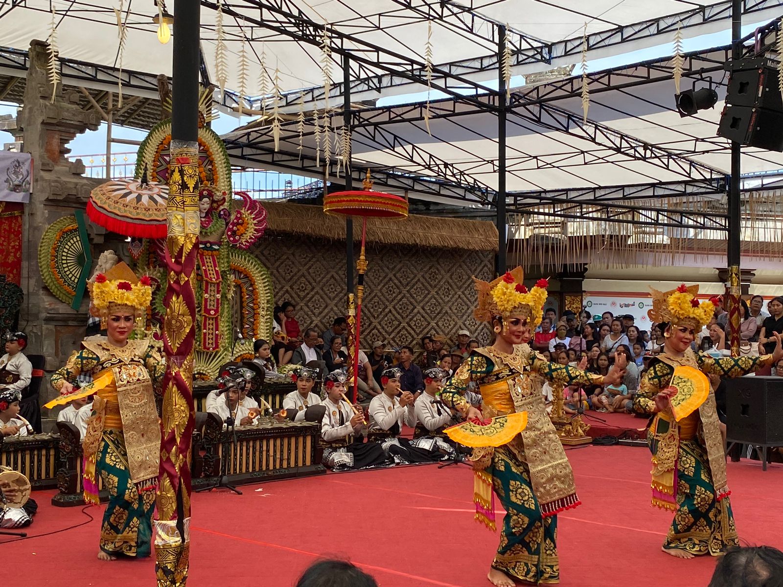 PENTAS: Sanggar Seni Pranawa Swaram saat mementaskan Tari Legong dalam Reksadana Kesenian Tradisional pada PKB ke-47 di Kalangan Angsoka, Taman Budaya Bali, Minggu (6/7). (Diskominfo Badung)