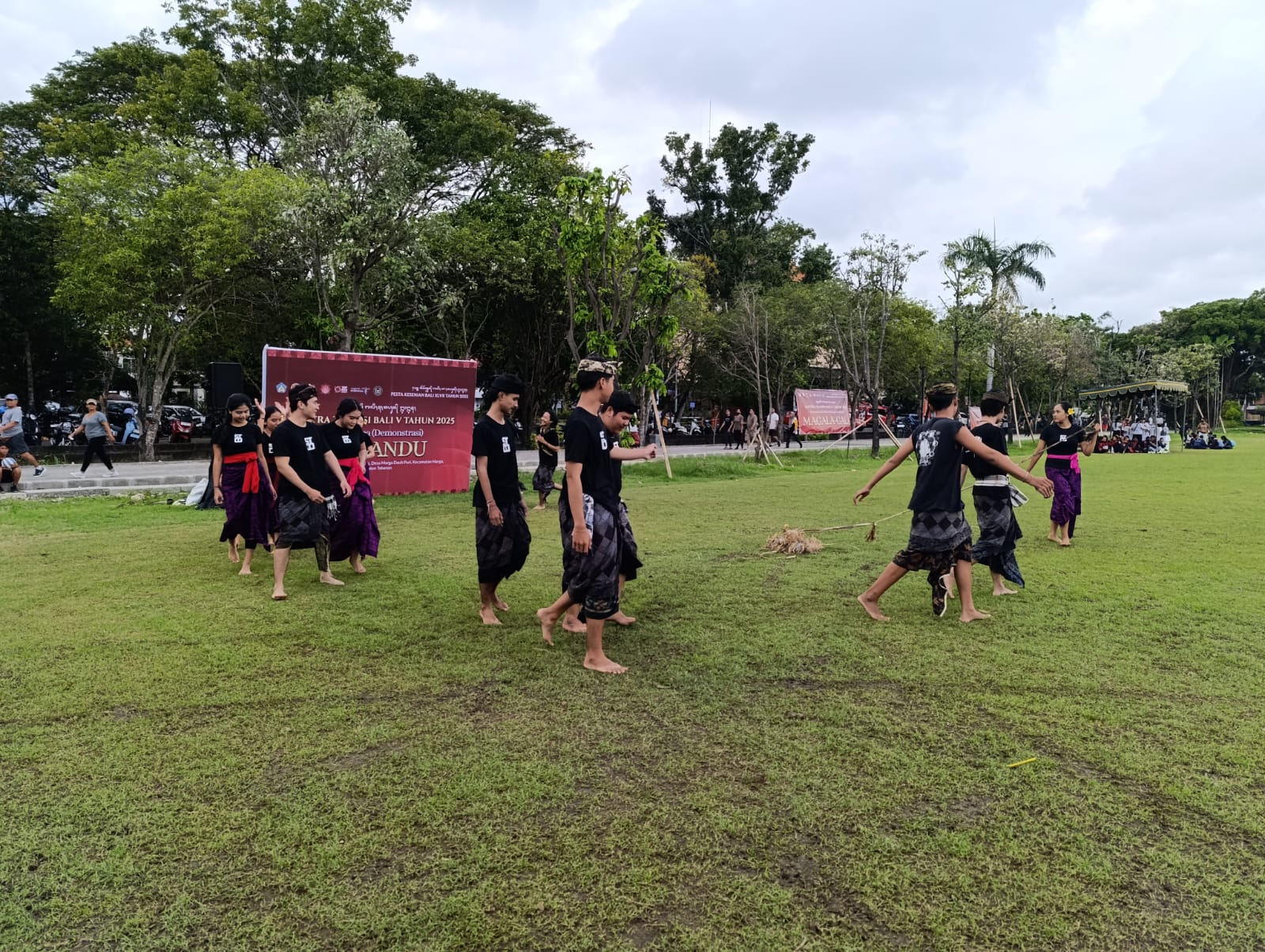 Aksi Belasan remaja dari Sanggar Buratwangi, Banjar Ole, Desa Marga Dauh Puri, Tabanan, di Lapangan Timur UPTD Monumen Perjuangan Rakyat Bali, Renon, Denpasar, Sabtu (5/7/2025).