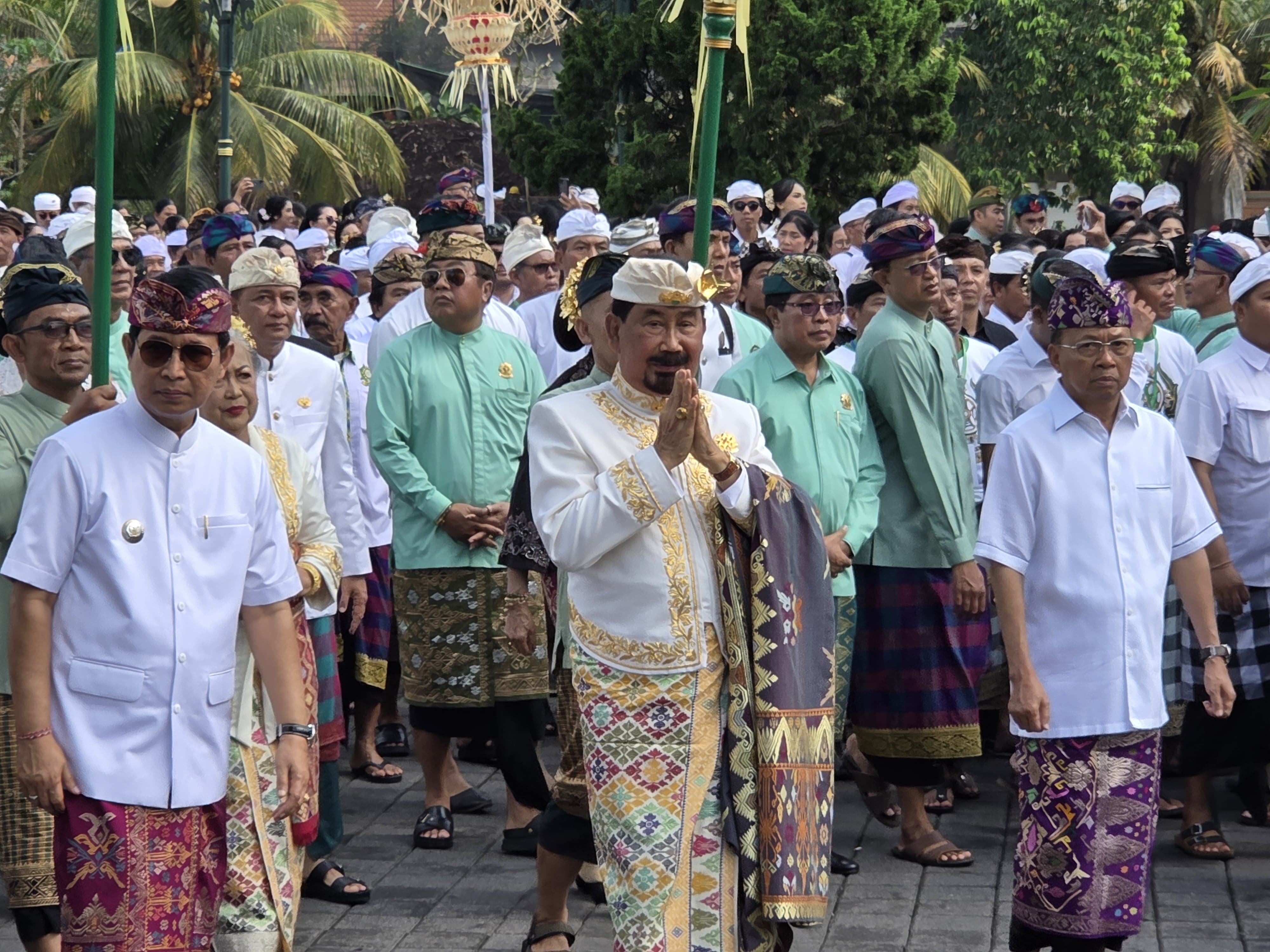 Ida Cokorda Mengwi XIII dan Ida Istri Mengwi didampingi Gubernur Bali Wayan Koster beserta Bupati Badung Adi Arnawa sebelum memasuki Pura Taman Ayun (7/7/2025). (Marsellus Pampur/Radar Bali)