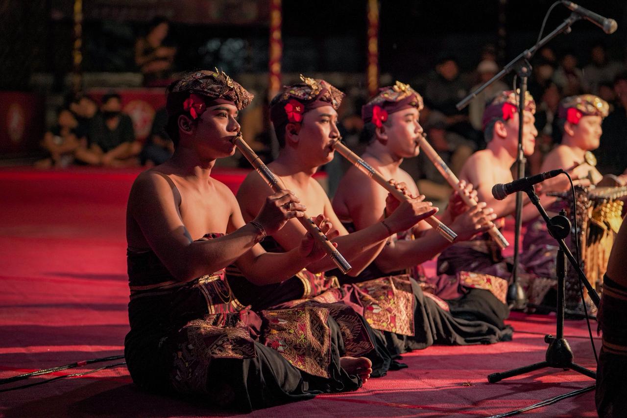 Sanggar Laras Manis dari Banjar Umahanyar, Desa Darmasaba, Abiansemal, mewakili Kabupaten Badung pada PKB ke-47 di Kalangan Ayodya, Taman Budaya Bali, Minggu (6/7). (Diskominfo Bali)
