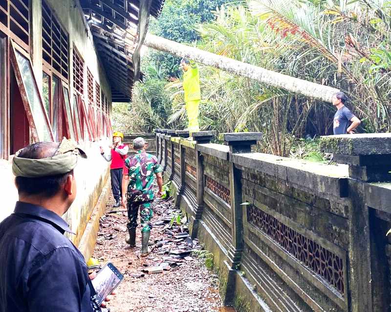 PARAH TERTIMPA POHON KELAPA : Kondisi ruang kelas SD Negeri 5 Muncan, di Kecamatan Rendang mengalami kerusakan parah usai tertimpa pohon kelapa akibat hujan.(foto: istimewa)