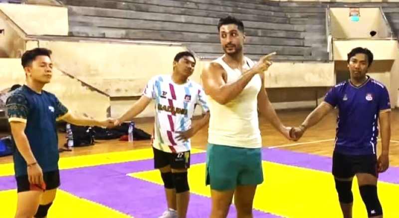 BAGIKAN JURUS ANDALAN KABADDI : Pelatih kabaddi asal Republik Islam Iran, Soheil Arianasab (Foto Kabaddi Badung untuk Radar Bali)
