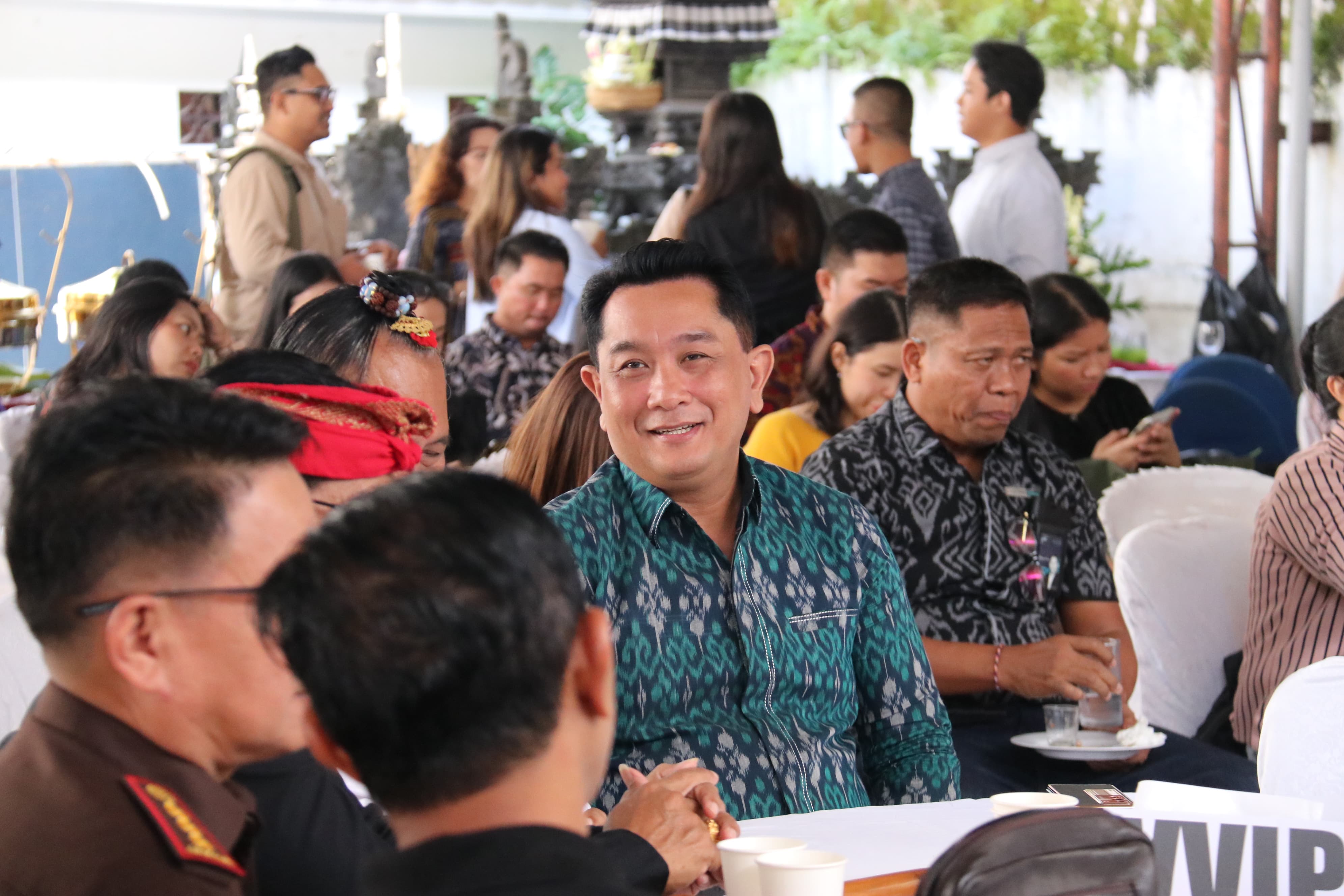 DORONG LITERASI: Ketua Bawaslu Provinsi Bali, I Putu Agus Tirta Suguna, menghadiri peringatan Hari Ulang Tahun ke-3 Jawa Pos TV Bali