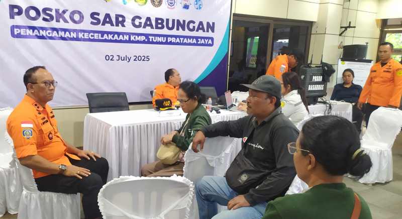 BERDUKA : Kepala Kantor Pencarian dan Pertolongan Denpasar I Nyoman Sidakarya, saat menemui keluarga Kadek Oka, sopir truk yang menjadi korban KMP Tunu Pratama Jaya. (foto: M.Basir/Radar Bali)
