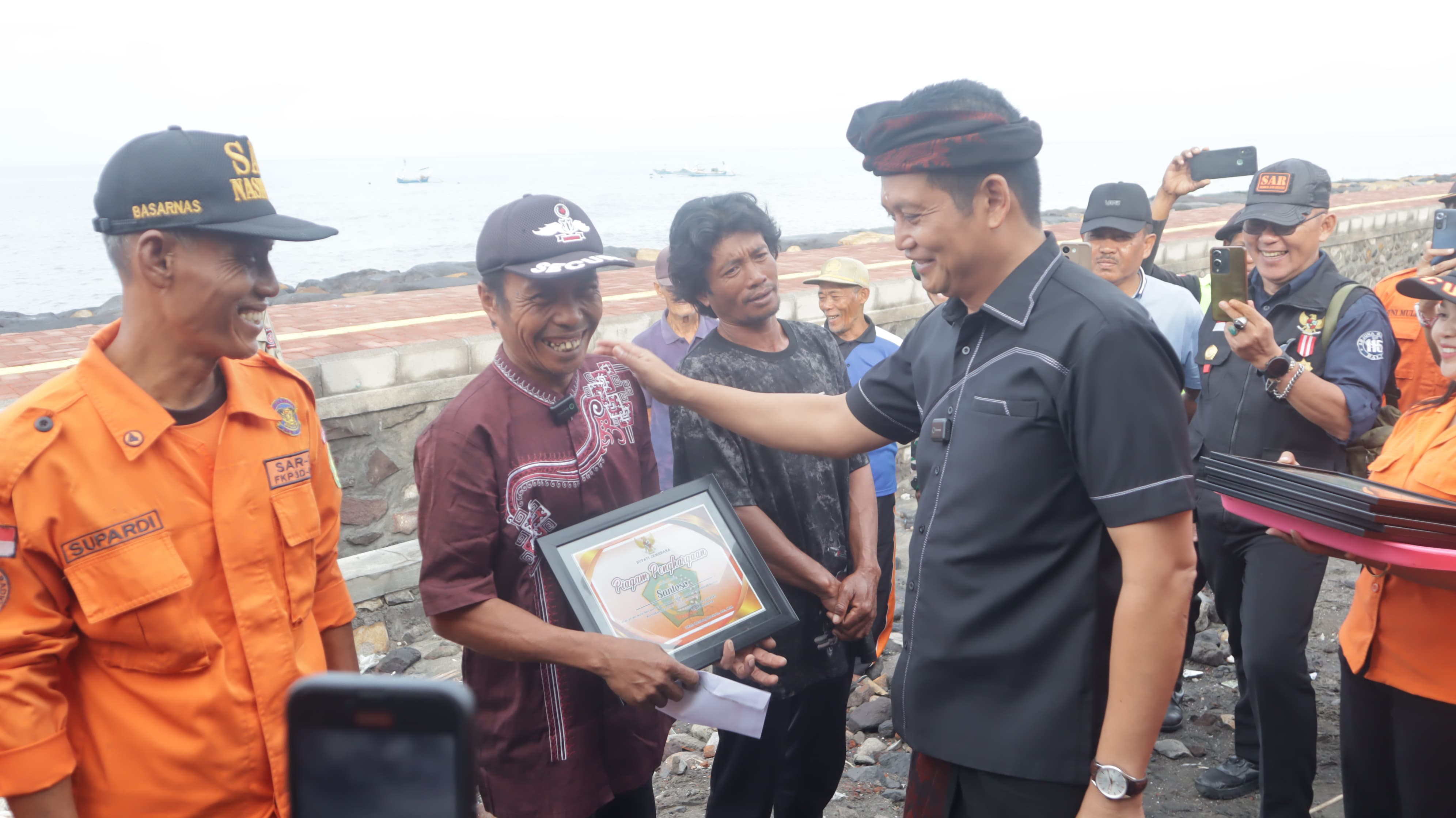 TERIMA KASIH: Bupati Jembrana I Made Kembang Hartawan, bersama Lukman (baju merah) dan nelayan lain di Pesisir Pantai Pebuahan, Negara (8/7/2025) (Humas Pemkab Jembrana)