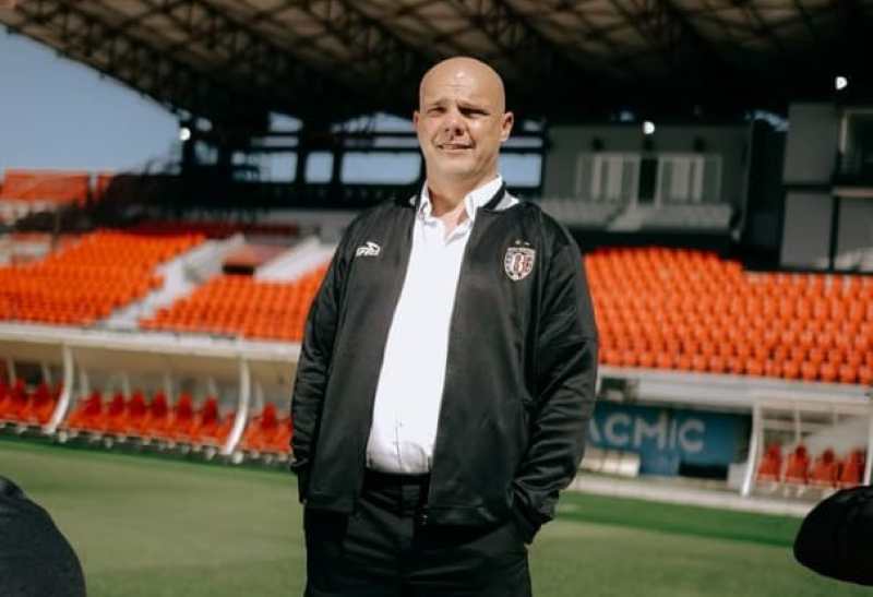 SIAPKAN ARUNGI MUSIM LIGA : Johnny Jansen , pelatih baru Bali United. (istimewa)