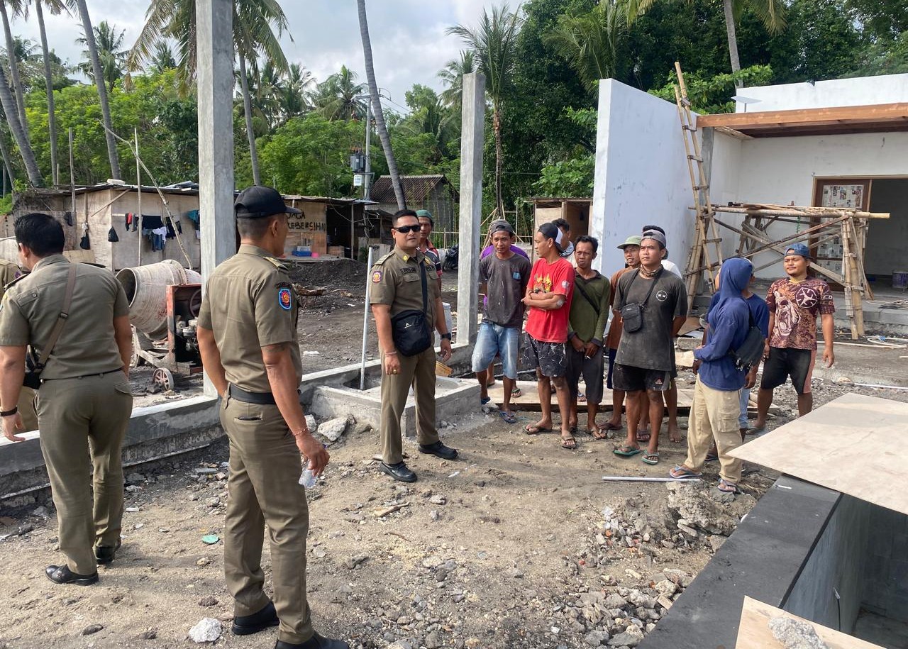 DIDATANGI SATPOL PP : Satpol PP Klungkung menemukan pekerja masih melanjutkan pembangunan akomodasi pariwisata dekat Pura Penataran Ped, Senin (7/7/2025). (Foto: Satpol PP Klungkung)