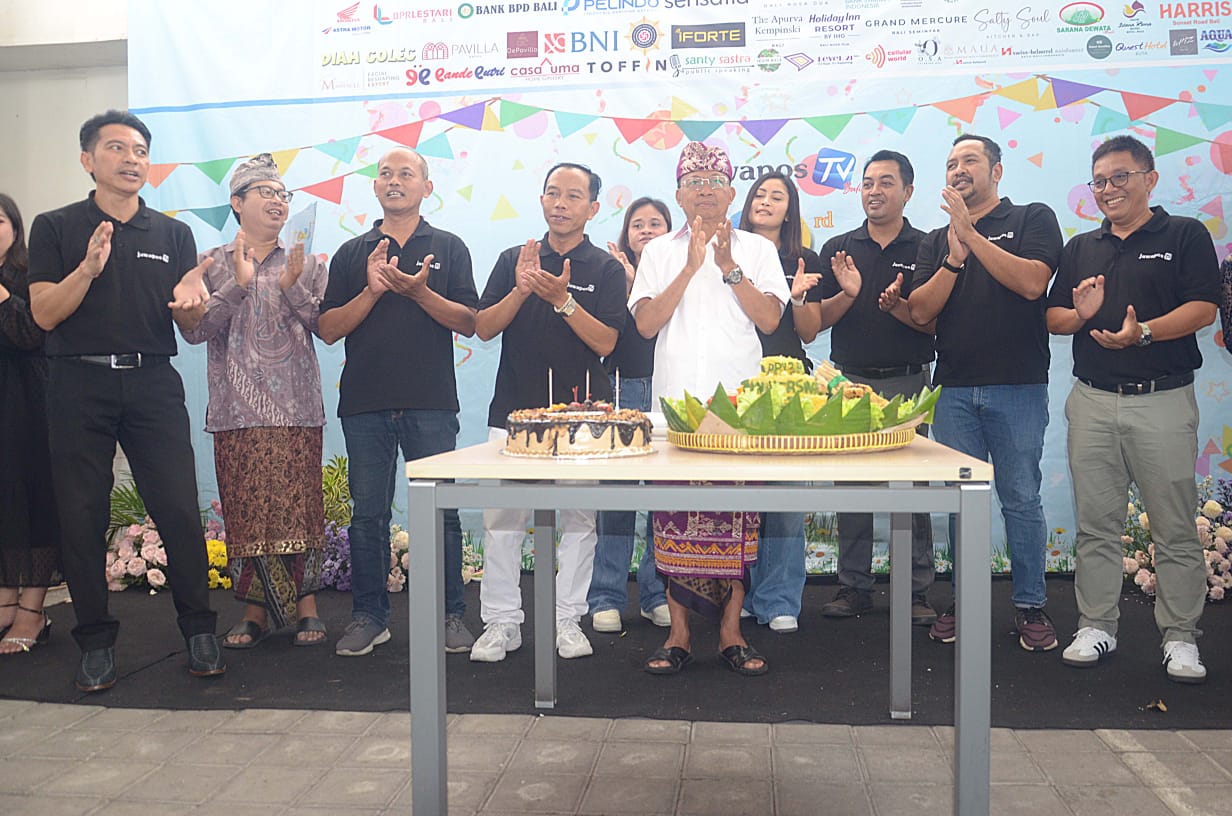 ARUS UTAMA: Gubernur Bali Wayan Koster berkenan meniup lilin ulang tahun ke-3 Jawa Pos TV Bali pada perayaan 8 Juli 2025.