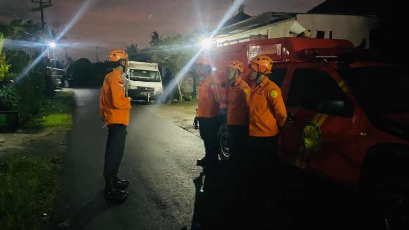 CARI PENDAKI BATUKARU: Suasana proses pencarian dilakukan oleh tim Basarnas Denpasar. (Istimewa)