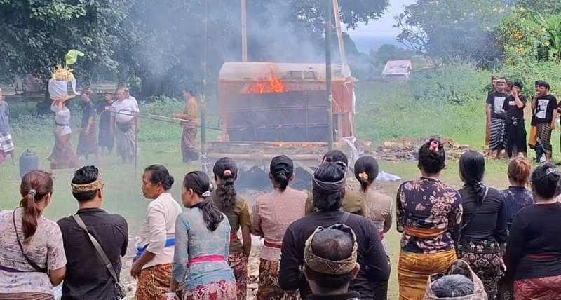 DIABEN: Jenazah mendiang Kadek Oka diaben di Desa Banjarangkan,Klungkung. (foto:istimewa)