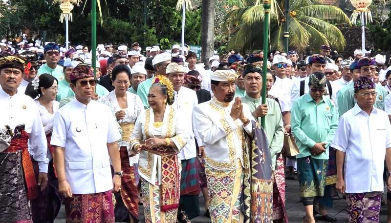DIDAMPINGI GUBERNUR KOSTER : Ida Cokorda Mengwi XIII dan Ida Istri Mengwi didampingi Gubernur Bali Wayan Koster (paling kanan)beserta Bupati Badung . ((foto: marsellus pampur/RB)