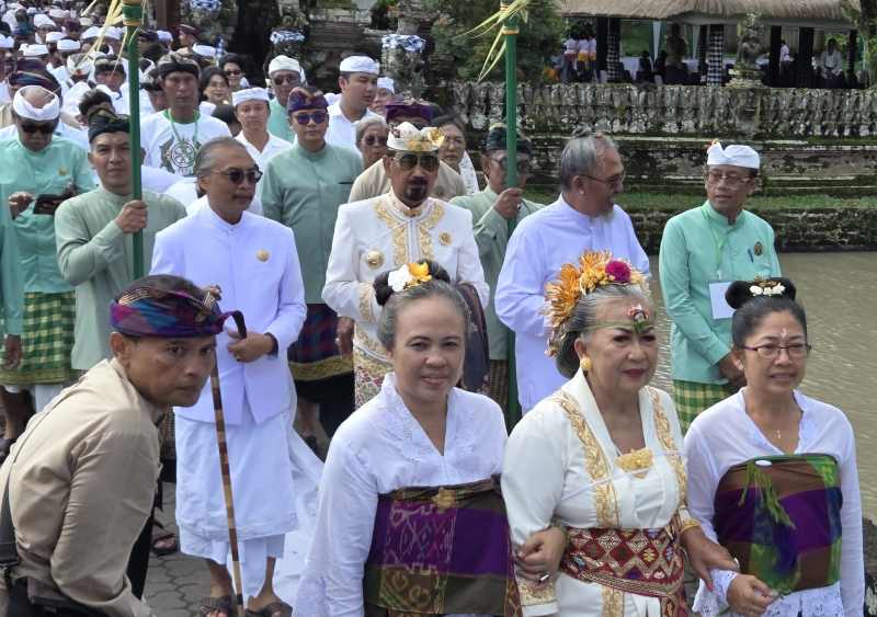 TUNTASKAN PROSESI : Ida Cokorda Mengwi XIII (baris kedua dari depan,ketiga dari kanan)dan Ida Istri Mengwi keluar dari Pura Taman Ayun. (foto: marsellus pampur/radar bali)