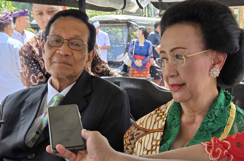 DIHADIRI SRI SULTAN NGAYOGYAKARTO : Sri Sultan Hamengkubuwono X usai keluar dari Pura Taman Ayun.( (foto : marsellus pampur/radar bali)