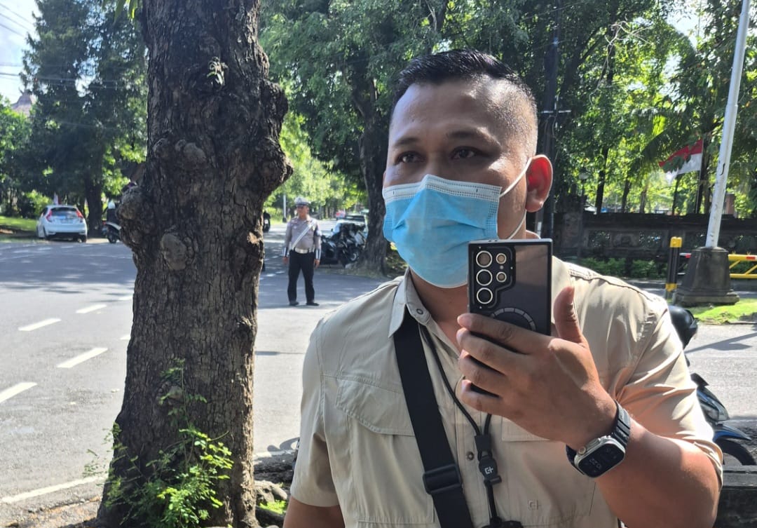 BIKIN CEMAR: Oknum wartawan diduga abal-abal mengaku bos akun Media Sosial (Medsos) Elang Bali yakni I Nyoman Sariana alias Dede, 45, berada di kawasan Renon, Denpasar Timur.