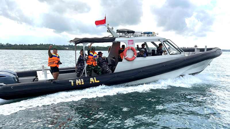 TERUS PENCARIAN: RHIB 12 Meter Pos AL  Pengambengan, saat berangkat melakukan pencarian korban KMP Tunu Pratama Jaya di Selat Bali, Selasa (8/7/2025). (foto: Pos AL Gilimanuk)