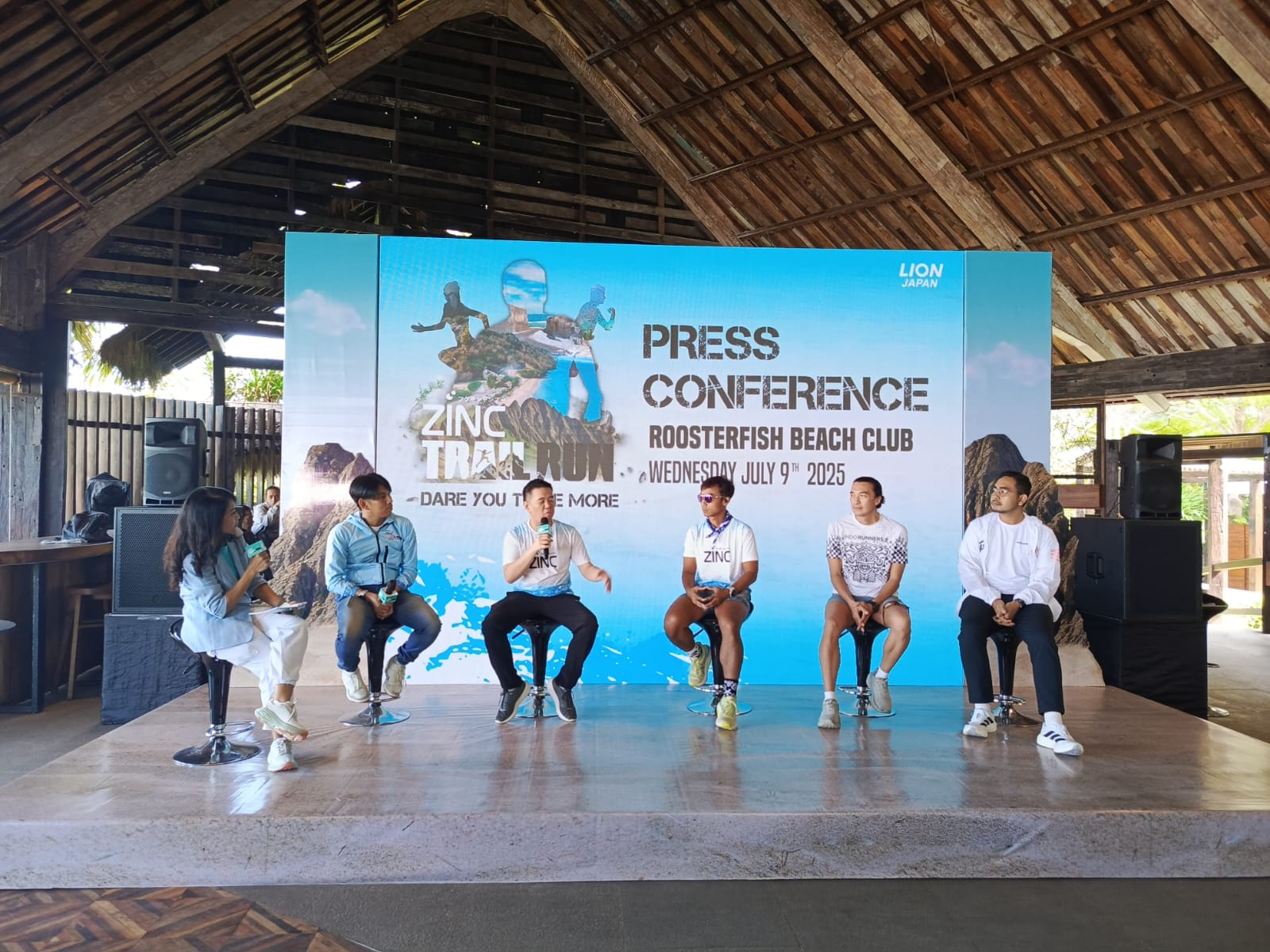 BERI KETERANGAN: Brand Manager ZINC Shampoo, Steven Zean (pegang mik) saat jumpa pers di Roosterfish Beach Club, Rabu (9/7/2025). (I Wayan Widyantara/Radar Bali)