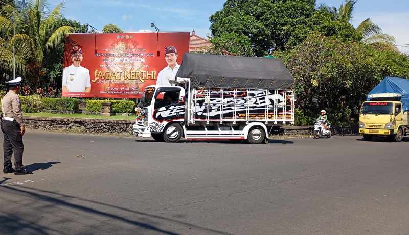 DIMINTA WASPADA : Situasi pengalihan arus lalu lintas di Kota Singaraja, imbas dari dialihkannya kendaraan dari Jalur Denpasar-Gilimanuk.(francelino junior)