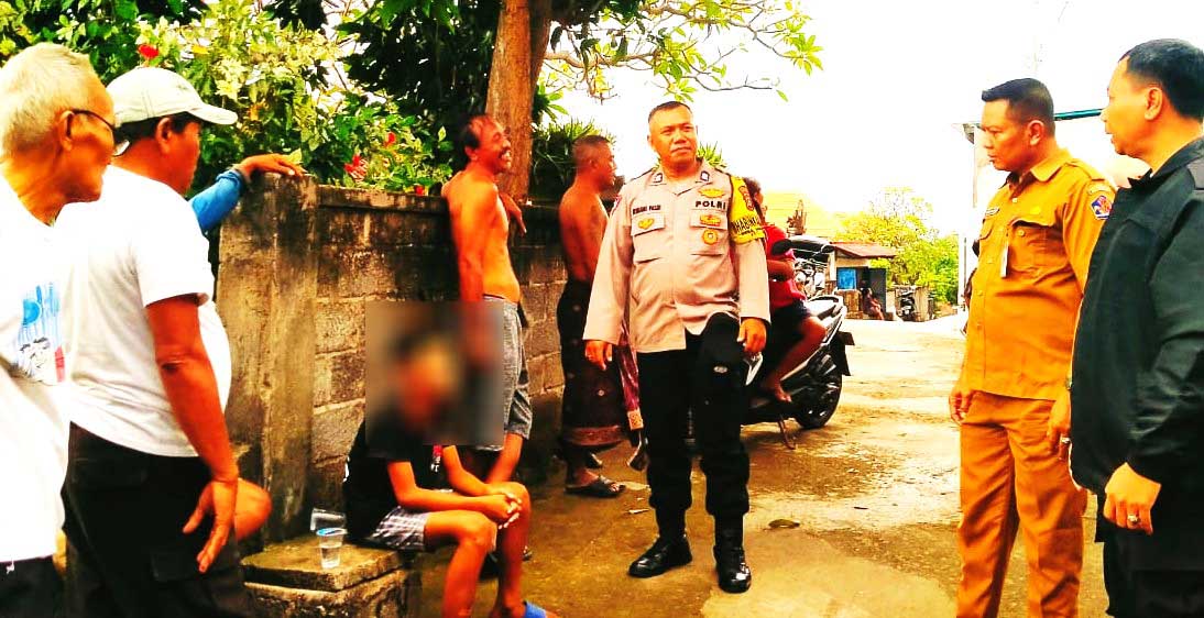 MENGAGETKAN: Salah satu bocah pelaku diamankan, usai tepergok hendak mencuri sesari di Pura Kawitan Arya Belo, Desa Banjarasem, Kecamatan Seririt, Buleleng. (Foto: Polres Buleleng untuk Radar Bali)