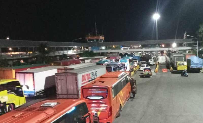 SETOP SEMENTARA KARENA CUACA: Antrean kendaraan di Pelabuhan Gilimanuk, Selasa Malam. (foto: Pos AL Gilimanuk)