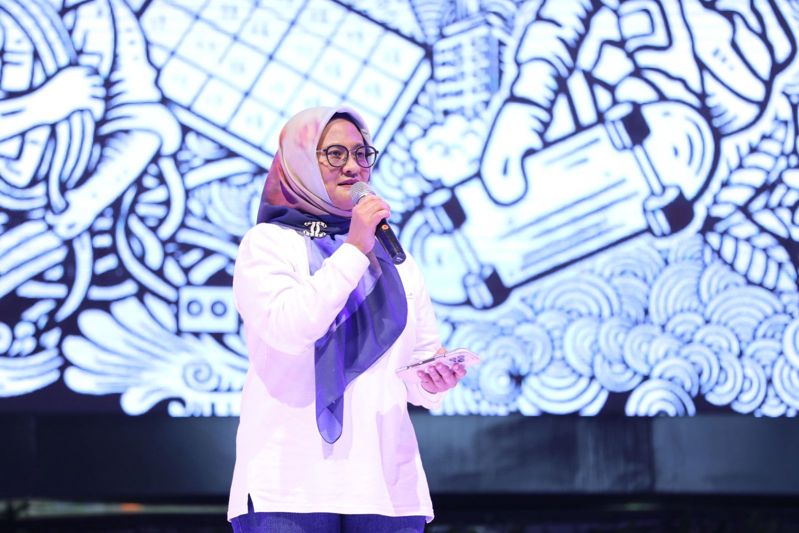 Direktur Utama Telkom Dian Siswarini saat memberikan sambutan pada acara syukuran Hari Ulang Tahun (HUT) ke-60 Telkom, di Telkom Landmark Tower, Jakarta, pada Senin (7/7/2025)