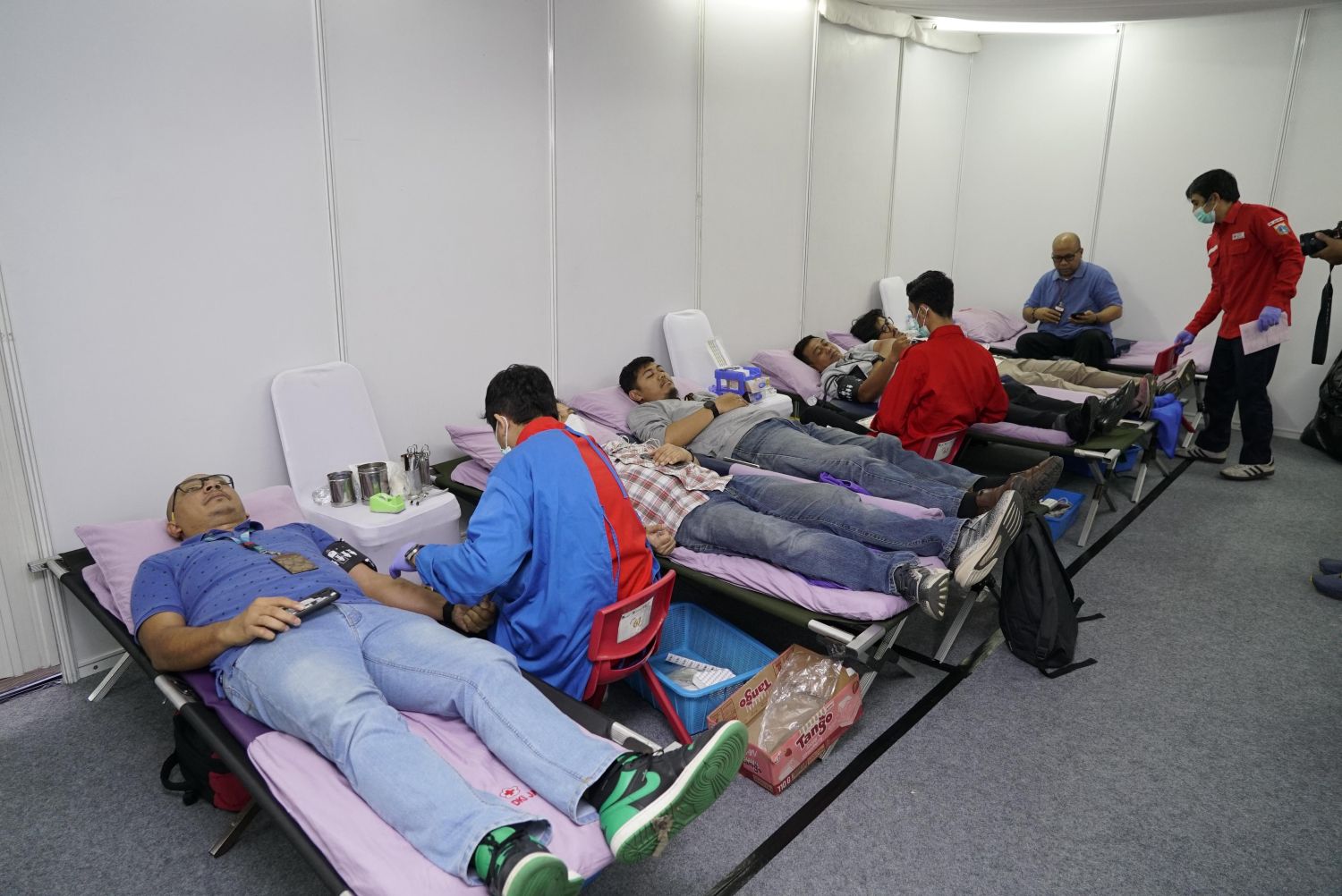 AKSI SOSIAL: Kegiatan donor darah yang merupakan rangkaian acara syukuran Hari Ulang Tahun (HUT) ke-60 Telkom