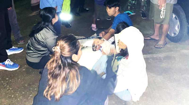 DITEMUKAN SELAMAT : Kondisi Astuti dan anaknya Resta yang berhasil ditemukan selamat setelah tersesat saat mendaki di Gunung Batukaru, Tabanan. (foto:istimewa)