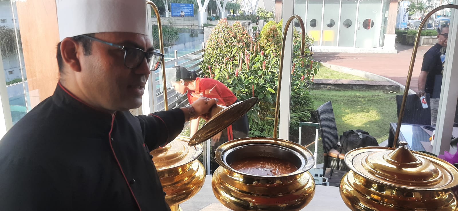 KHAS INDIA: Chef Ganesha ek Sanskriti menunjukkan menu masakan yang sudah siap disajikan gerai barunya kompleks kedatangan internasional Bandara I Gusti Ngurah Rai, 9 Juli 2025.