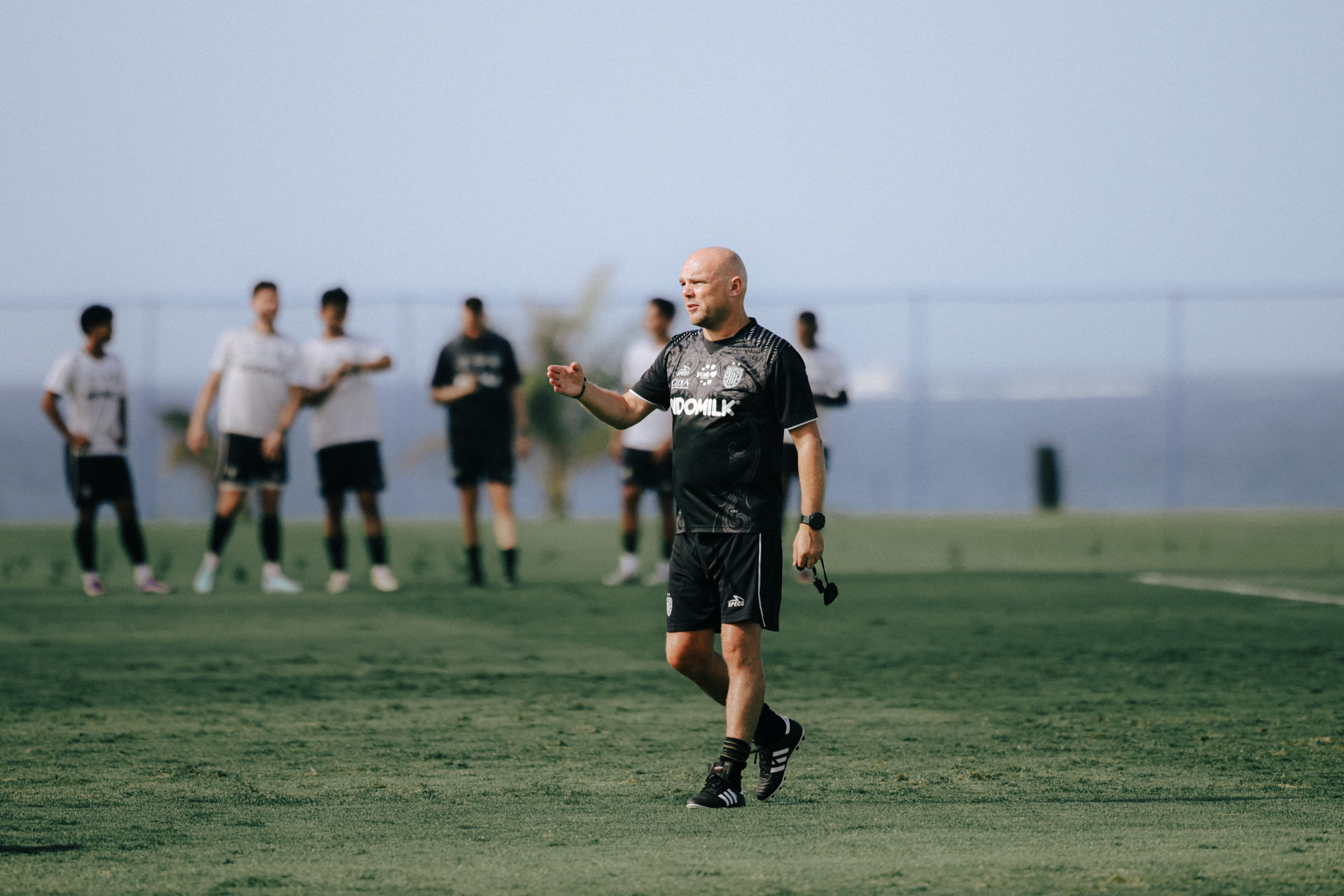 MASIH BUTUH PENYERANG - Pelatih Bali United Johnny Jansen memimpin latihan pagi di Bali United Training Center.