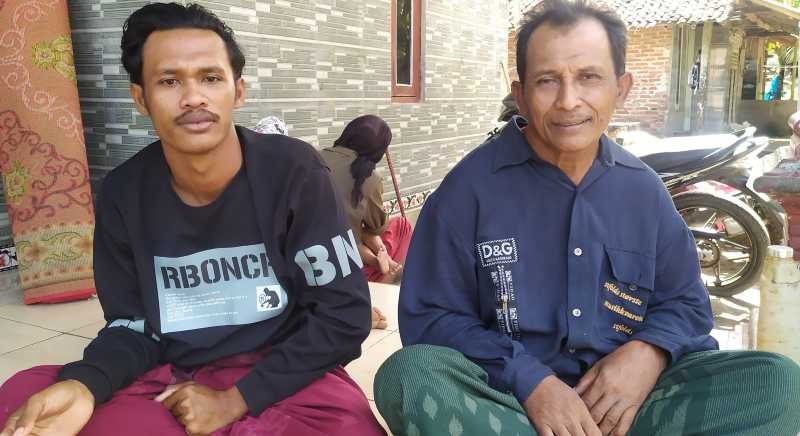 TEMUKAN JENAZAH : Muhammad Fadjri (kanan)!bersama anaknya Yuzril Hakim (kiri), nelayan asal Banjar Pebuahan yang menemukan korban meninggal. (foto:M.Basir/Radar Bali)