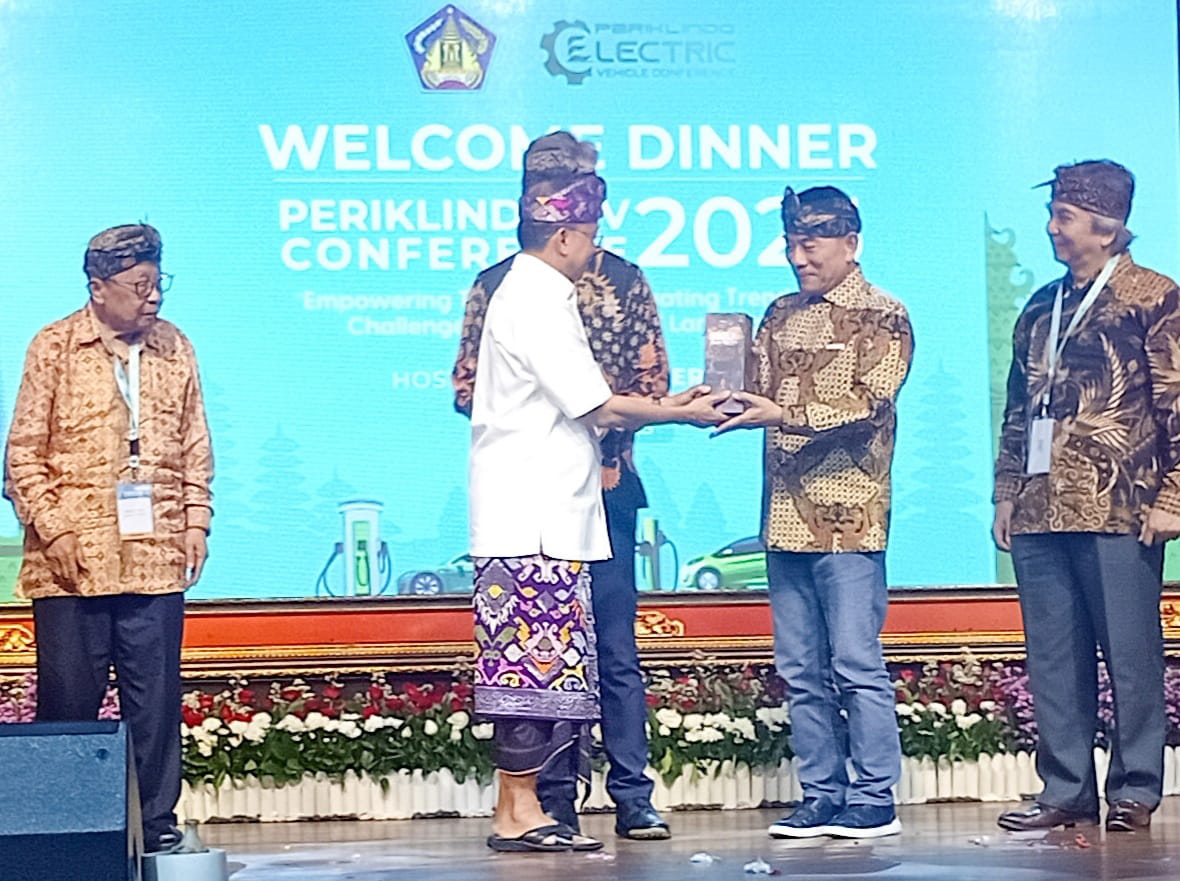 WELCOME DINNER: Gubernur Bali Wayan Koster saat Gala Dinner Periklindo di Jaya Sabha, Denpasar, Rabu (9/7/2025). (Titis Arty/Radar Bali)