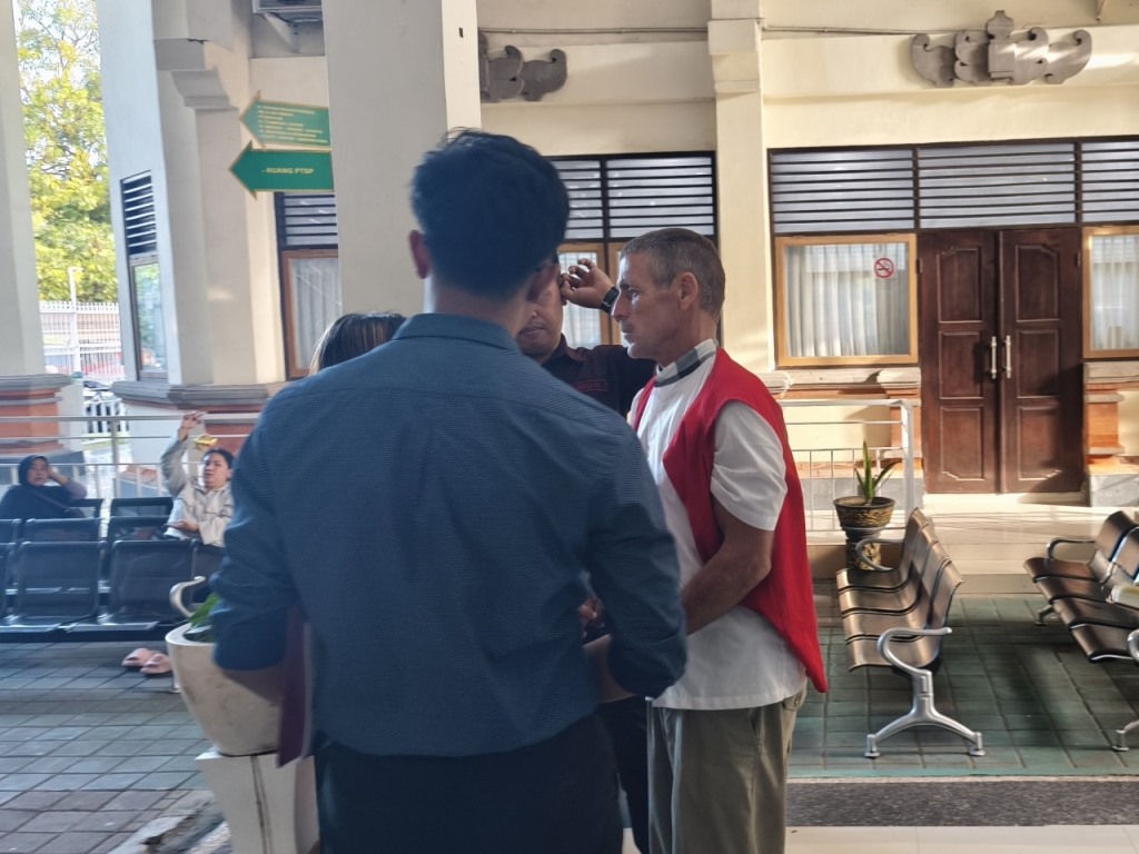 TEMPRAMENTAL: Terdakwa Brant Robert Joyce usai menjalani sidang di PN Denpasar, Kamis (10/7/2025).