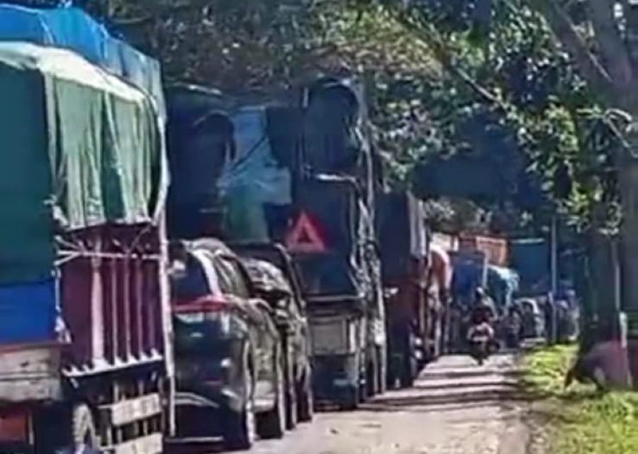 MACET TOTAL: Kemacetan di jalan nasional Denpasar - Gilimanuk akibat jalan jebol di pasar Bajera Tabanan.
