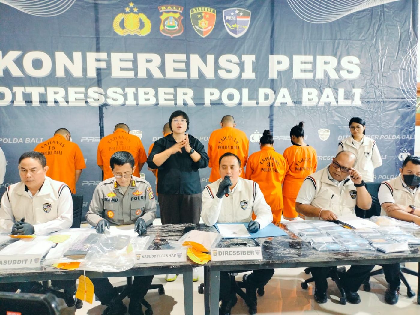 JARINGAN INTERNASIONAL: Dua wanita dan empat pria kenakan pakaian tahanan Direktorat Reserse Siber Polda Bali.