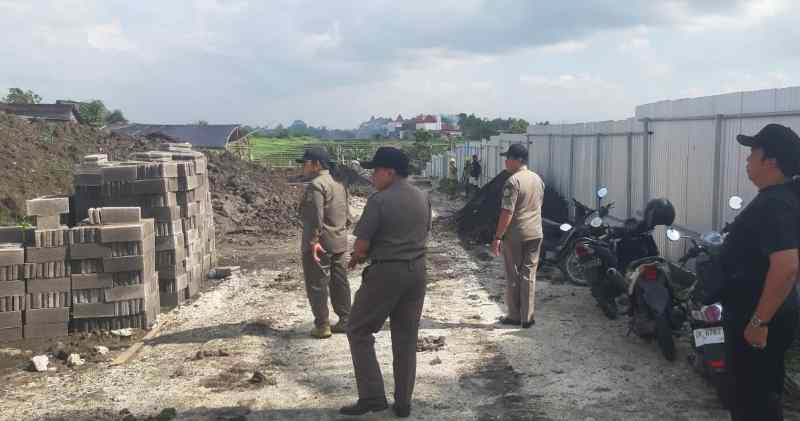 DISETOP PAKSA: Satuan Polisi Pamong Praja (Satpol PP) Kabupaten Tabanan yang menyetop proyek pembangunan villa di Banjar Dinas Batugaing, Desa Beraban, Kediri Tabanan. (istimewa)
