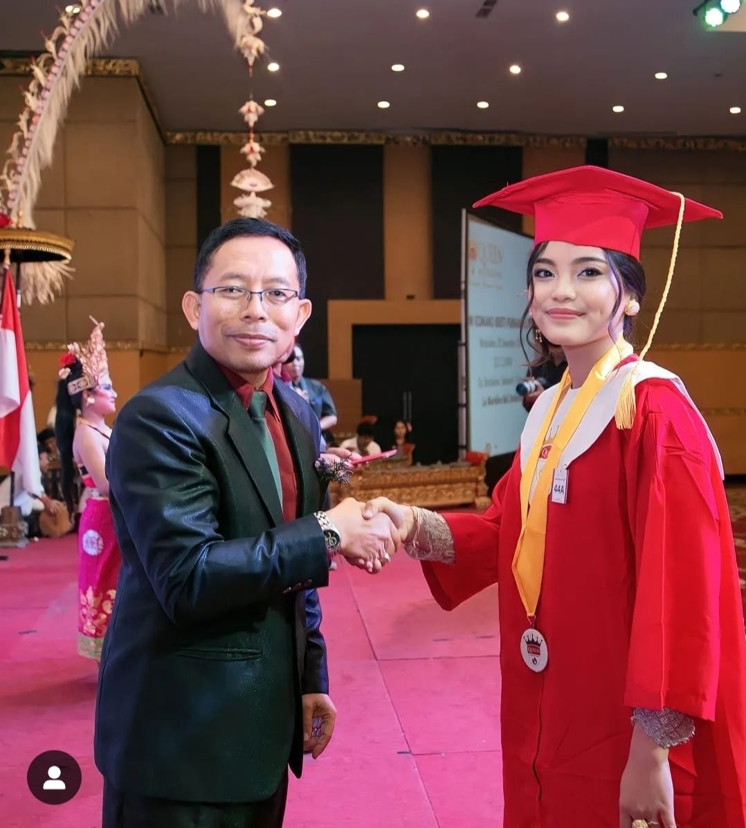 I Putu Eka Antoni Sukmajaya, SS, MBA, CH, CHt (Kiri).