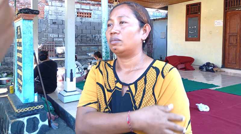 BANYAK FIRASAT SEBELUM KEJADIAN : Kadek Sudiartini, istri Putu Mertayasa menceritakan suaminya yang menjadi korban tenggelamnya KMP Tunu Pratama Jaya.(francelino junior/radar bali)