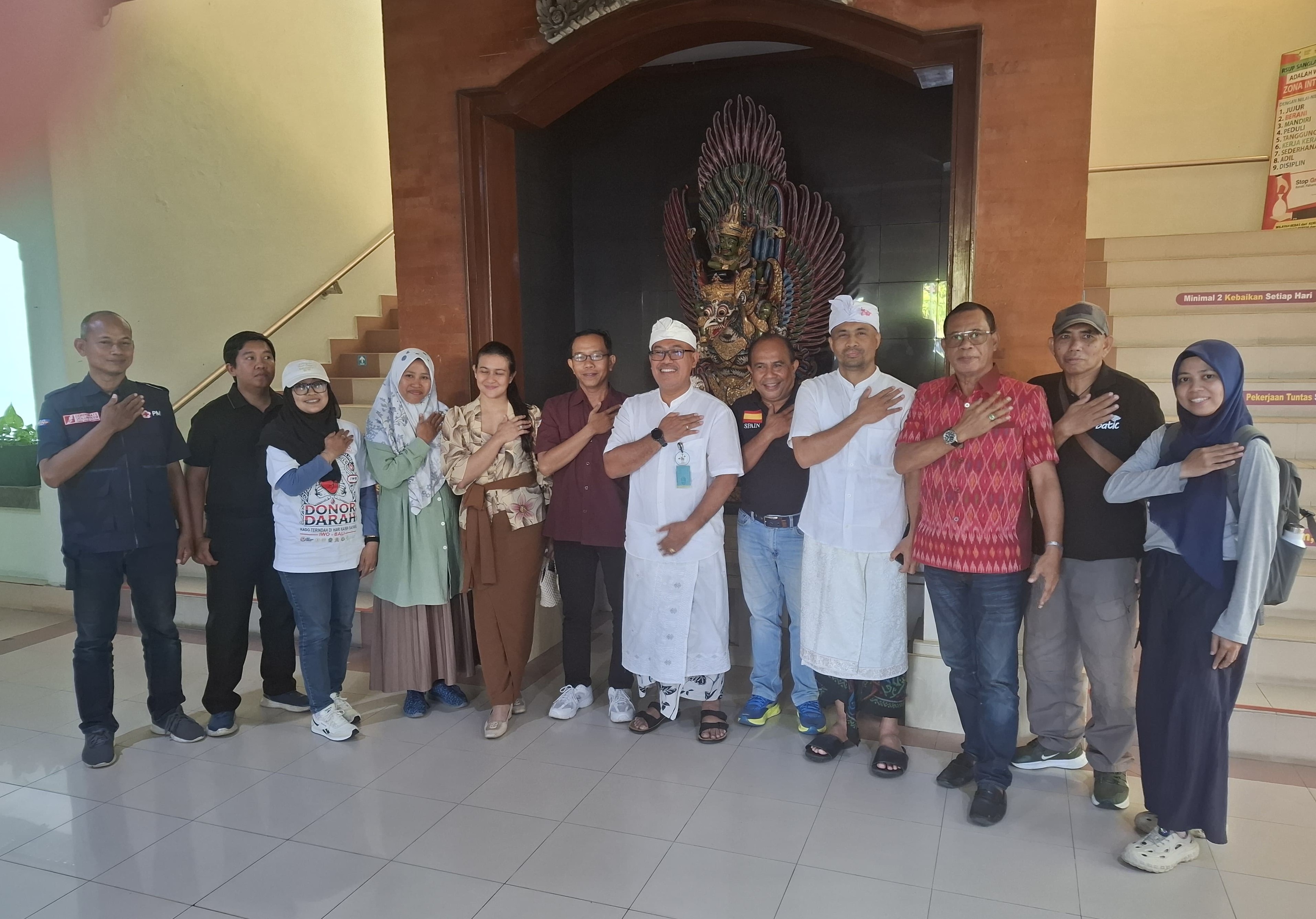Direktur Layanan Operasional RSUP Prof. Dr. I.G.N.G Ngoerah I Gusti Ngurah Ketut Sukadarma, S.Kp, M.Kes (tengah) bersama perwakilan Pena NTT dan UJB, Kamis 10 Juli 2025