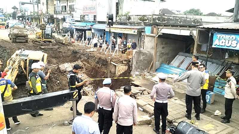 DIKEBUT KERJA 24 JAM : Perbaikan jalan ambles di Tabanan kini sudah terpasang 10 box culvert. (juliadi/radar bali)