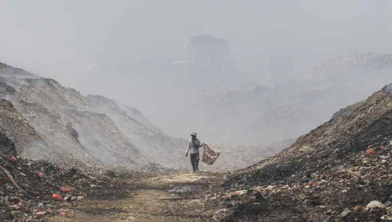 TAK DIBOLEHKAN LAGI : TPA Suwung yang menggunung dan benar-benar jadi gunung sampah setelah bertahun-tahun dan solusi alternatifnya belum jelas. (foto: miftahuddin/radar bali)