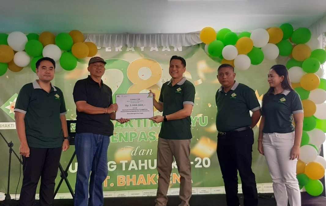 Direktur RSU Bhakti Rahayu Denpasar, dr.  I Ketut Gede Wirantaja, MM didampingi oleh Direktur Utama PT. Bhakti Rahayu Group Putu Ivan Yunatana (kanan)dan manajemen, seerahkan secara simbolis dana CSR