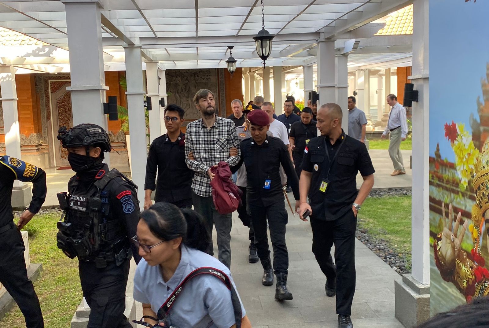 EKSTRADISI: Tim Gabungan lakukan Proses ekstradisi berlangsung melalui Bandara Internasional I Gusti Ngurah Rai, Bali, Jumat (11/7/2025) sekitar pukul 09.30 WITA