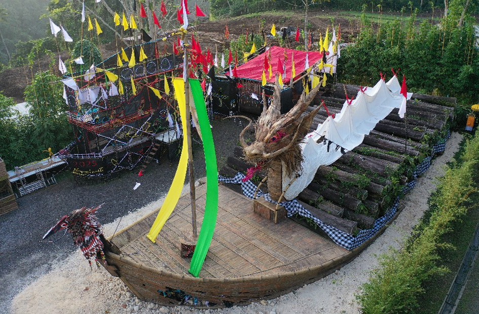 SENI INSTALASI: Karya seni instalasi perahu dan naga bertajuk &rdquo;Transient-Continuous&rdquo; karya seniman Made Djirna pada pameran dan Peluncuran Ubud Art Ground di Kedewatan, Ubud.