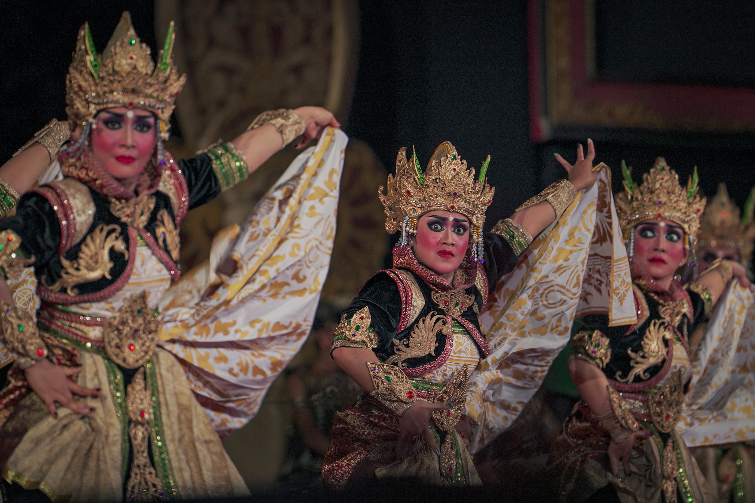 BIKIN KAGUM: Penampilan Sekaa Gong Wira Agra Kusuma, Desa Blahkiuh di panggung terbuka Ardha Candra, Art Center, Denpasar, pada Sabtu (11/7/2025). (Diskominfo Badung untuk Radar Bali)