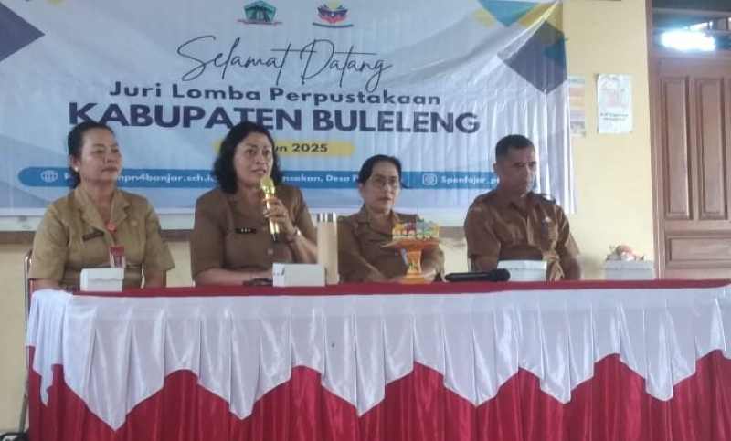 BEBERKAN MANFAAT MEMBACA : Tim juri lomba perpustakaan dalam rangka HUT ke-80 RI yang digelar DAPD Buleleng.(Foto: Pemkab Buleleng untuk Radar Bali)