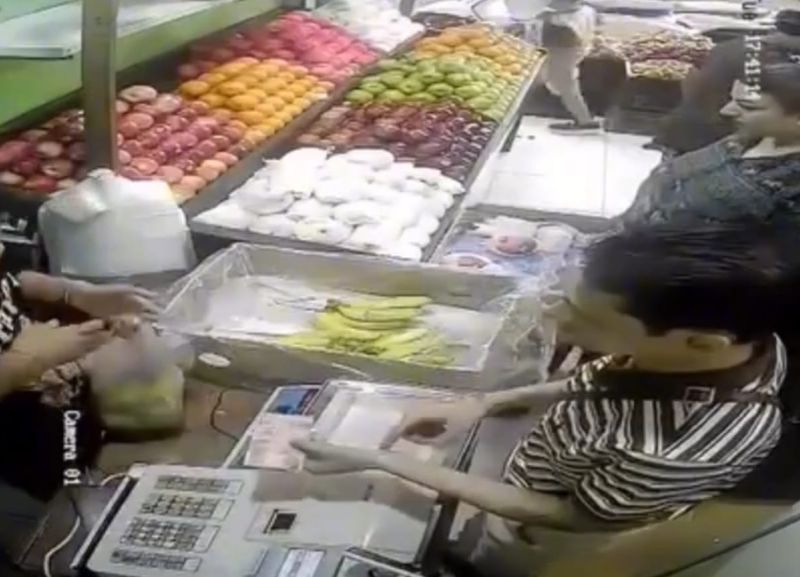 NEKAT: Cuplikan rekaman CCTV di Toko Buah Fortuna, dua WNA bersama anak kecil saat melakukan aksi pencurian, Selasa 8 Juli 2025