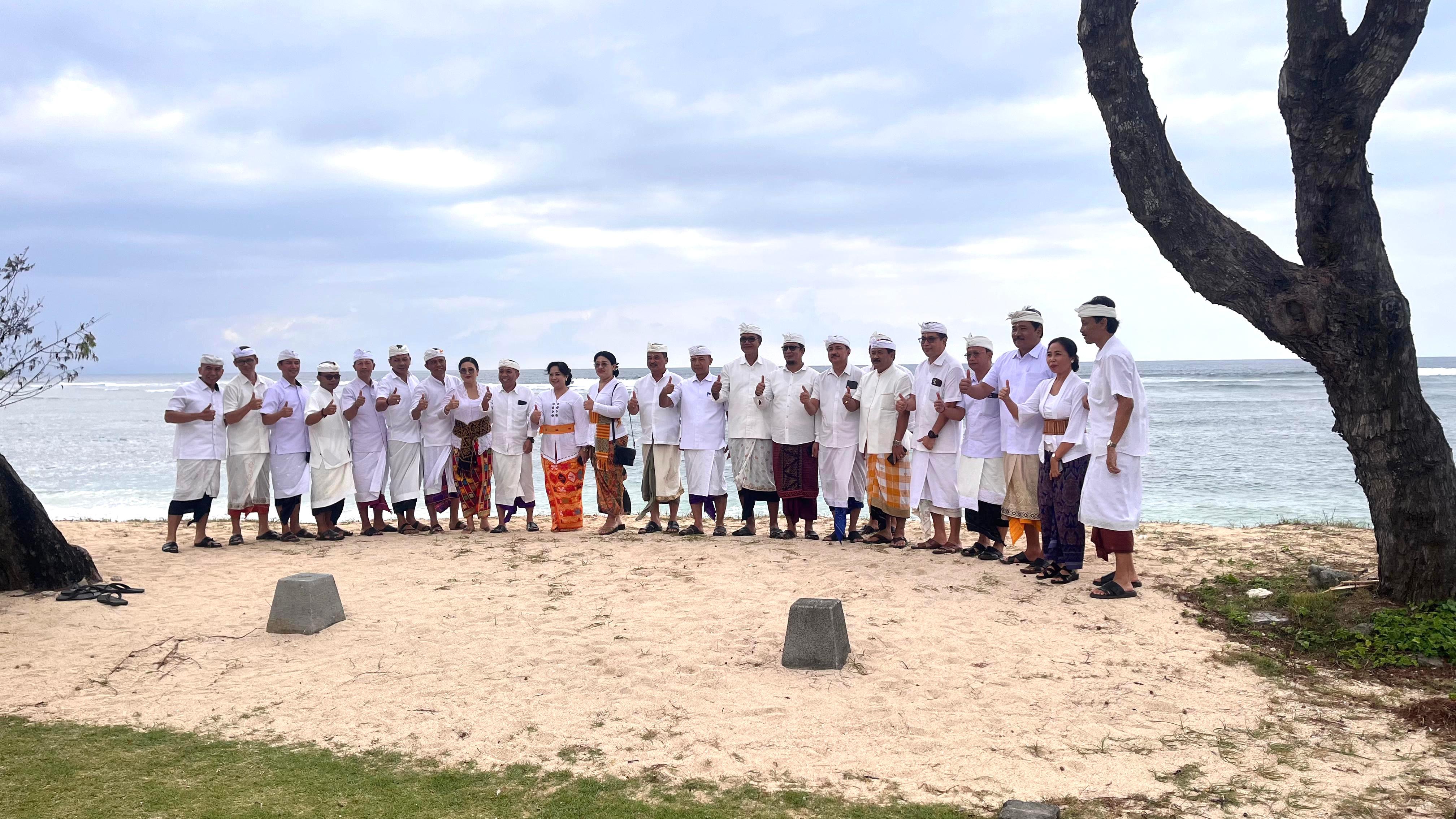 ALAM LESTARI: Pengelola BTID Kura-Kura Bali bersama masyarakat adat setempat bersiap mekepas tukik di Pulau Serangan, 12 Juli 2025.