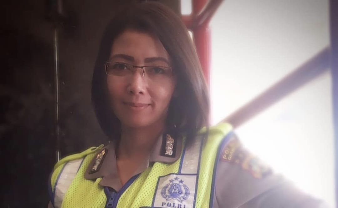 CANTIK:  Polwan anggota Polda Bali Aipda Ni Luh Putu Eka Purnawyanti, S.H. dijatuhi sanksi dobel.