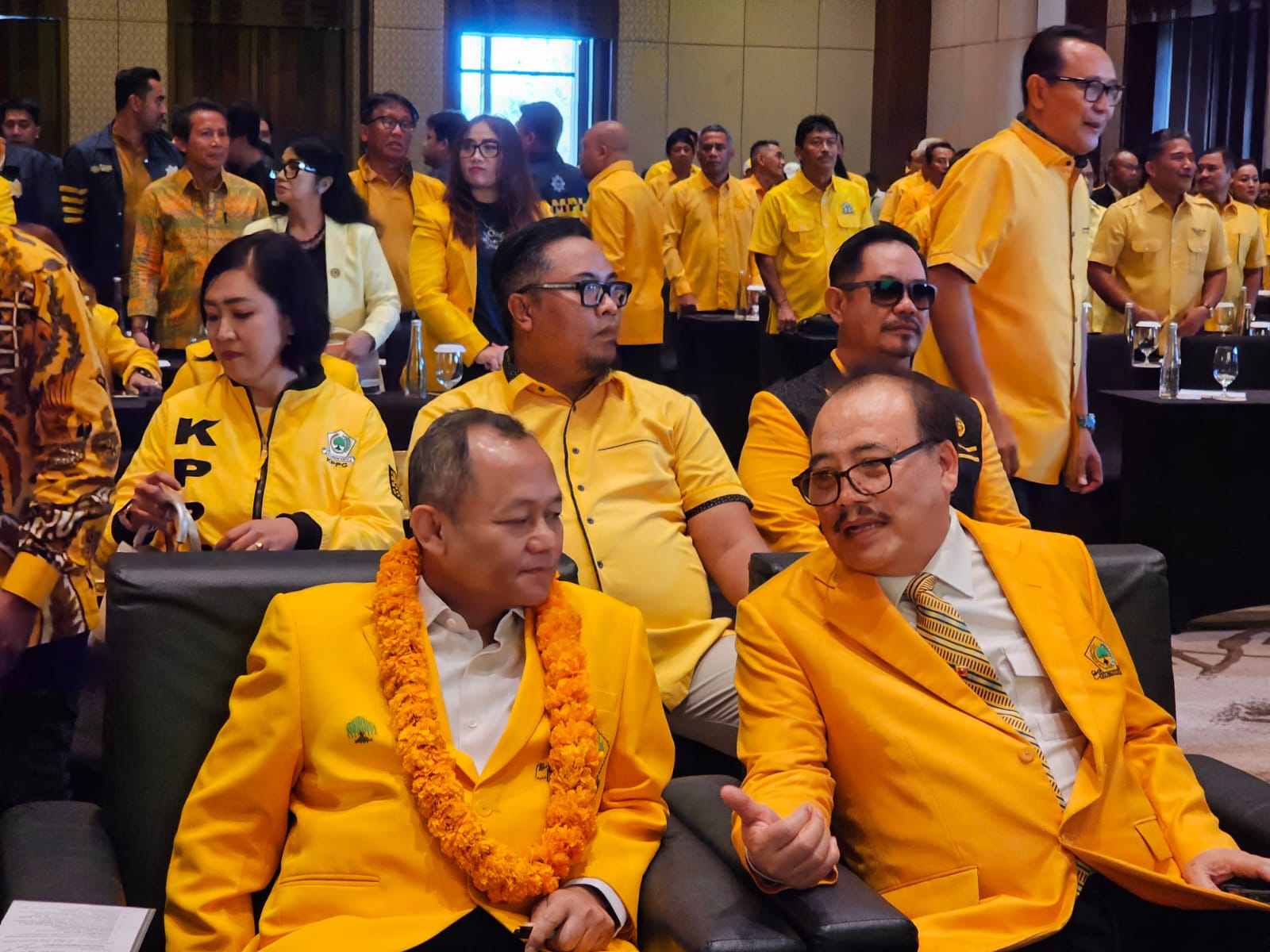 MUNDUR: Ketua DPRD Partai Golkar  I Nyoman Sugawa Korry  (kanan) dan Sekjen DPP Partai Golkar Muhammad Sarmuji di arena Musda Golkar Bali