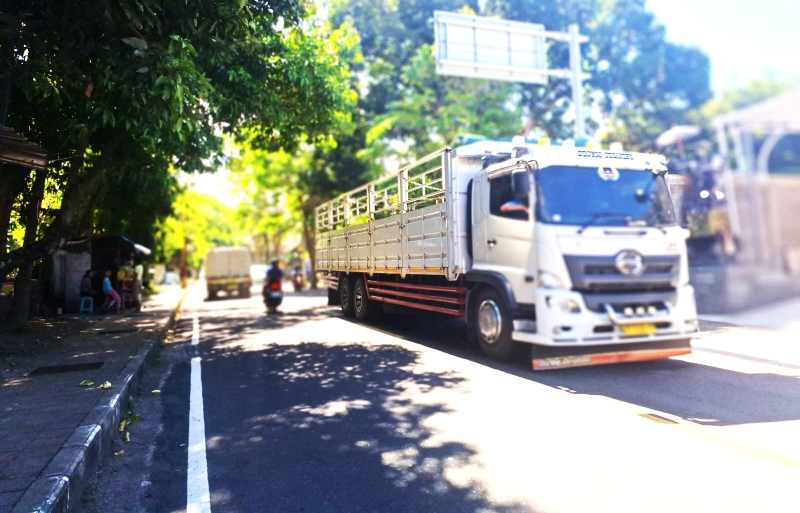 CARI ALTERNATIF : Sejumlah kendaraan truk berukuran besar dan panjang lalu lalang melintasi jalanan Amlapura, buntut dari penutupan jalur Gilimanuk-Denpasar. (Foto zulfika Rahman)